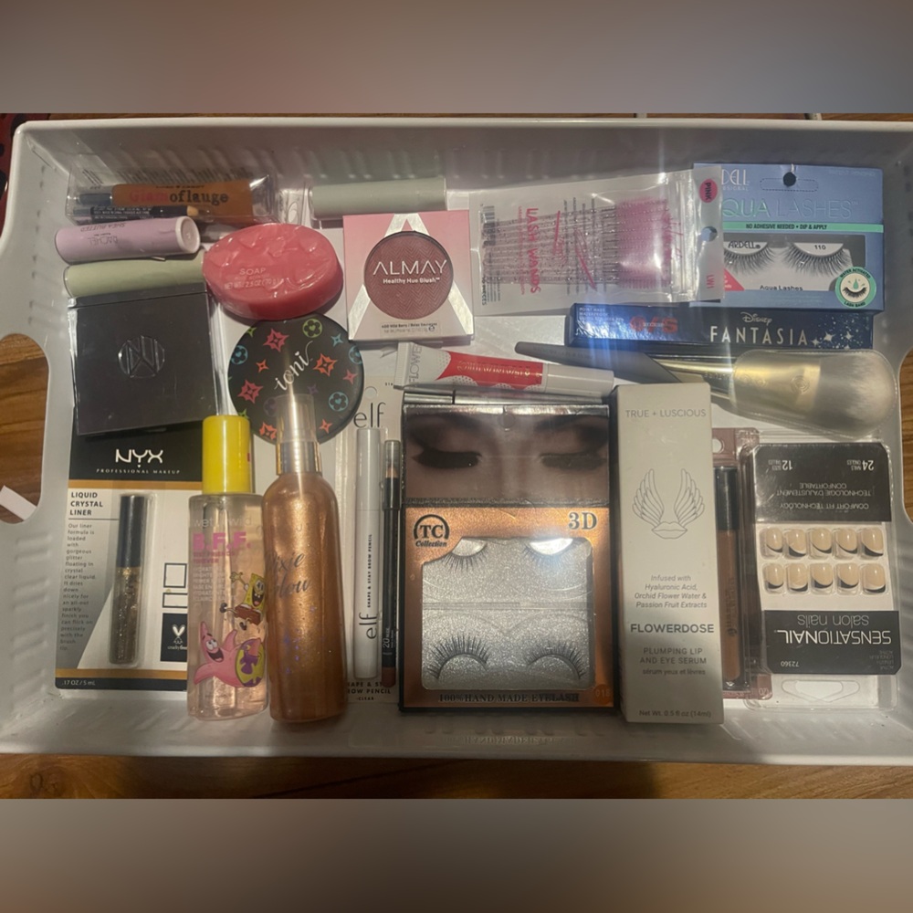 Makeup Bundle - Picture 2 of 5